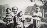 Nhà văn Nguyễn Vỹ cùng 3 con tại Ðà Lạt năm 1953.