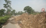 Phế thải vẫn đổ trên Đại lộ Thăng Long