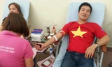 Anh Vũ Minh Lý trong một lần hiến máu tình nguyện.
