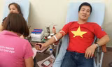 Anh Vũ Minh Lý trong một lần hiến máu tình nguyện.