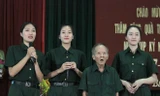 Bác Bảo và 3 thí sinh HHVN 2018 trong buổi tri ân thương bệnh binh tại Trung tâm Ðiều dưỡng Thương binh Kim Bảng.