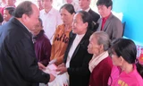 Phó Thủ tướng Nguyễn Xuân Phúc tặng quà hộ nghèo huyện Phú Lộc, tỉnh TT-Huế.