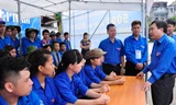 Anh Nguyễn Mạnh Dũng gặp gỡ, động viên thanh niên, sinh viên tình nguyện, một lực lượng được tuyên dương tại Đại hội thanh niên tiên tiến làm theo lời Bác. Ảnh: Đông Hà.