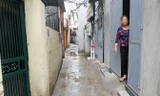Khu vực ngõ được cho là nơi xảy ra sự việc bé gái bị hàng xóm xâm hại tại quận Hoàng Mai, Hà Nội ngày 8/1/2017. Ảnh: Kênh 14.