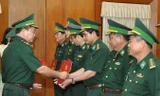 Trao quyết định thăng quân hàm, nâng lương cho sĩ quan cao cấp. Ảnh: Bộ đội biên phòng.