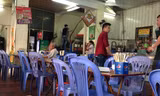 Nhà đất tại 80 Trần Nhật Duật đã bị cho thuê lại mở nhà hàng bia. Ảnh: Hà Anh.