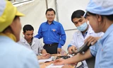 Khám bệnh miễn phí cho thanh niên công nhân.