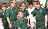 Đại tướng Ngô Xuân Lịch, Bộ trưởng Bộ Quốc phòng thăm hỏi, động viên thương binh nặng tại Trung tâm Nuôi dưỡng thương binh nặng và Điều dưỡng người có công tỉnh Hà Nam, tháng 7/2017. Ảnh: P.V.