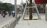 Cắm cọc sắt biến vỉa hè thành lãnh địa riêng ở Hà Nội: Sẽ xử nghiêm