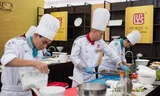 Các đội đầu bếp tập trung cao độ trong cuộc thi Chiếc thìa vàng.