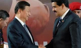 Tổng thống Venezuela Nicolas Maduro (phải) bắt tay với Chủ tịch Trung Quốc Tập Cận Bình trong lễ ký kết các hiệp định ở Caracas hôm 21/7/2014. Ảnh: Leo Ramirez.