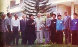 Ông Tuấn, bà Tệch (thứ 3,5 từ trái sang) chụp ảnh cùng Đại tướng Võ Nguyên Giáp.