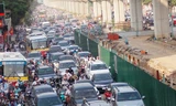Lòng đường Nguyễn Trãi bị thu hẹp bởi công trình hầm chui Thanh Xuân, khiến sáng 14/9 tại đây vẫn xảy ra ùn tắc. Ảnh: Anh Trọng.