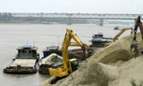 Khai thác cát sông Hồng dưới cầu Thăng Long, Hà Nội. Ảnh: Hồng Vĩnh.