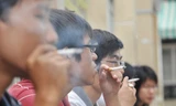 Các chuyên gia y tế nhận định số người hút thuốc lá tại Việt Nam đang ở mức đáng báo động. Ảnh: Hoàng Hải.