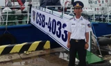 Đại úy Lê Trung Thành bên con tàu 4033 làm nhiệm vụ trên vùng biển chủ quyền của Việt Nam.