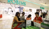 Người dân mua sắm tại siêu thị Robins (Hà Nội), thành viên của Tập đoàn Central Thái Lan. Ảnh: Như Ý.