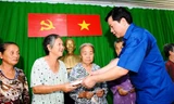 Bí thư Thành uỷ TPHCM Đinh La Thăng tặng quà cho bà con nghèo, diện chính sách ở huyện Cần Giờ