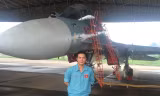 Thượng úy Trần Thanh Luân bên cạnh siêu cường kích đa năng Su-30MK2.
