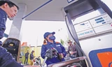 Người tiêu dùng luôn quan tâm đến biến động của giá xăng dầu. Ảnh: Như Ý.