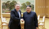Nhà lãnh đạo Triều Tiên Kim Jong-un bắt tay Ngoại trưởng Mỹ Mike Pompeo hôm 9/5. Ảnh: KCNA.