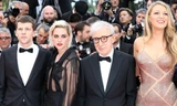 Bỏ mặc mọi lời cáo buộc của con trai, Woody Allen vẫn sánh bước cùng dàn diễn viên Hollywood trên thảm đỏ Cannes.