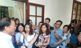 Ông Hoàng Quang Phòng trong vòng vây báo chí bên lề phiên họp. Ảnh: Phạm Thanh.