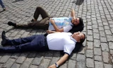 Tác giả nằm với CĐV Argentina trên Quảng trường Đỏ.