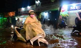 Mưa lớn kéo dài, TPHCM ngập nặng