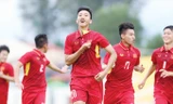 Hậu vệ Văn Hậu (giữa) có màn khởi đầu đầy ấn tượng tại SEA Games 2017. Ảnh: VSI.