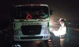 Lực lượng CSGT kiểm tra, xử lý xe chở thép quá tải.
