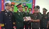 Lãnh đạo đoàn sĩ quan trẻ Việt Nam trao tặng logo Thanh niên QĐND Việt Nam cho đại diện Trường Sĩ quan tạo nguồn (Quân đội Hoàng gia Campuchia). 