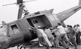 Thủy thủ tàu khu trục Mỹ USS Kirk đẩy các máy bay trực thăng xuống biển để lấy chỗ cho các trực thăng chở người di tản khác đáp xuống tháng 4/1975. Ảnh: Corbis Photo.
