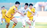 Lứa U19 HAGL hiện tại (phải) chưa đáp ứng được kỳ vọng của người hâm mộ như với lứa U19 HAGL năm 2014. Ảnh: VSI.