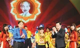 Chủ tịch nước Trương Tấn Sang và Bí thư thứ nhất T.Ư Đoàn Nguyễn Đắc Vinh trao hoa, biểu trưng cho đại biểu Cháu ngoan Bác Hồ tiêu biểu toàn quốc. Ảnh: Xuân Tùng.