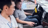 Học viên đang làm quen với xe số tự động (Chụp tại Trung tâm đào tạo và sát hạch lái Cty Ôtô số 2). Ảnh: Sỹ Lực.