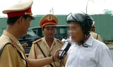 Đo nồng độ cồn người tham gia giao thông. Ảnh minh họa.
