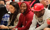 Floyd Mayweather (giữa) theo dõi trận bóng rổ tại Miami trước khi gặp Pacquiao để thảo luận về trận so găng trị giá 300 triệu USD giữa hai võ sỹ. Ảnh: Getty Images.