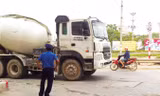 Có biển cấm tải đi vào phố cấm, giờ cấm (vòng tròn) nhưng TTGT tại nút Kim Giang - Phan Trọng Tuệ chỉ chống tay đứng nhìn.