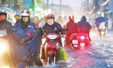 Đường Bùi Hữu Nghĩa, Phan Đăng Lưu (quận Bình Thạnh, TPHCM) ngập trong nước mưa tối 16/9. Ảnh: Thảo Nguyên.