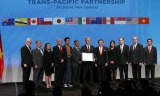 Bộ trưởng Công Thương Vũ Huy Hoàng (thứ nhất, bên phải) và bộ trưởng thương mại-kinh tế các nước tham gia TPP sau lễ ký ngày 4/2 tại New Zealand. Ảnh: TTXVN.