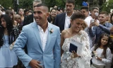 Tevez bất ngờ kết hôn với bạn gái lâu năm