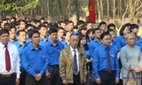 Bí thư T.Ư Đoàn Nguyễn Anh Tuấn cùng đoàn đến thắp hương tại tượng đài chi bộ Phú Riềng Đỏ.