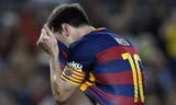 Messi bày tỏ sự không hài lòng với bản thân sau cú sút 11m hỏng ăn. Ảnh: GETTY IMAGES.