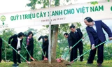 Bà Đặng Thị Ngọc Thịnh - Ủy viên Ban Chấp hành Trung ương Đảng, Phó Chủ tịch nước Cộng hòa Xã hội Chủ nghĩa Việt Nam cùng các Đại biểu trồng cây tại Khu di tích Quốc gia đặc biệt Pác Bó, tỉnh Cao Bằng.