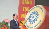 Chủ tịch nước Trần Đại Quang đánh trống khai trường tại lễ khai giảng của trường THPT chuyên Hà Nội - Amsterdam. Ảnh: Xuân Tùng
