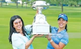 Danielle Kang cùng mẹ nâng cúp vô địch Women’s PGA Championship. Ảnh: GETTY IMAGES.