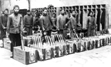 Lính Việt trong xưởng chế tạo vũ khí ở Pháp.