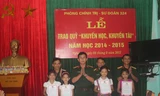 Phòng Chính trị Sư đoàn 324 trao quỹ “khuyến học, khuyến tài” năm học 2014 - 2015.