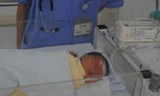 Em bé được cứu sống. Ảnh; Dân Trí